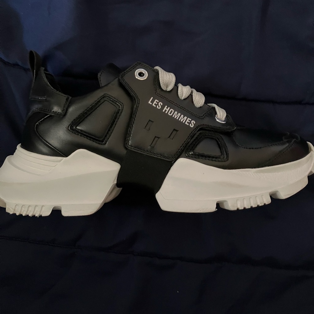 Size 9 men’s Les hommes shoes
